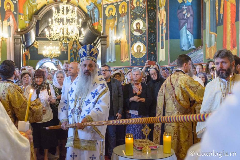 Slujba de sfințire a picturii bisericii Parohiei „Schimbarea la Față” din Cucuteni - Lețcani / Foto: Mihail Vrăjitoru