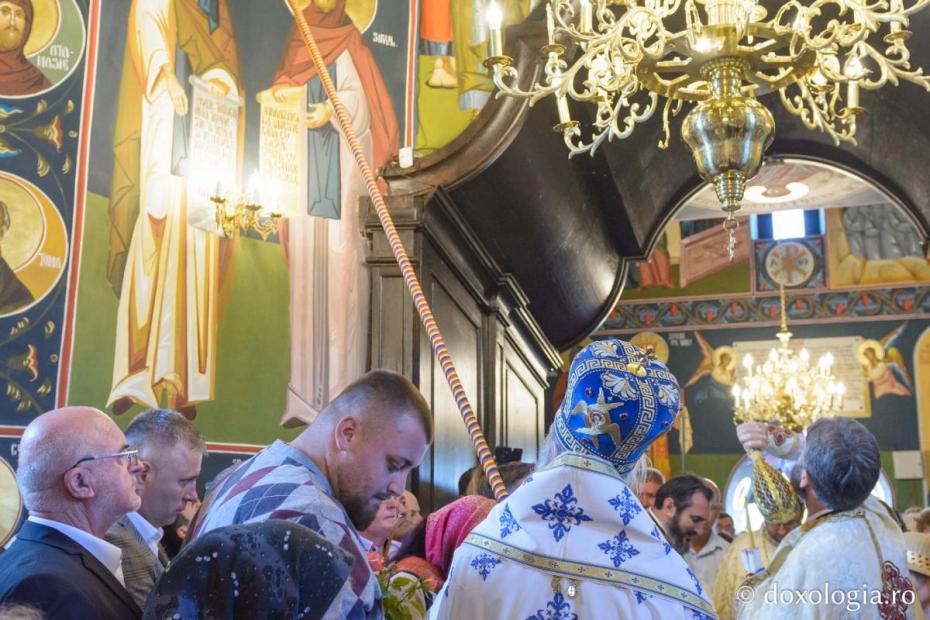 Slujba de sfințire a picturii bisericii Parohiei „Schimbarea la Față” din Cucuteni - Lețcani / Foto: Mihail Vrăjitoru