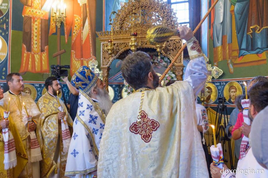 Slujba de sfințire a picturii bisericii Parohiei „Schimbarea la Față” din Cucuteni - Lețcani / Foto: Mihail Vrăjitoru