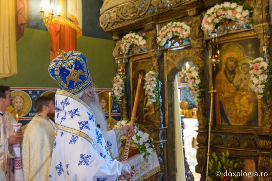 Slujba de sfințire a picturii bisericii Parohiei „Schimbarea la Față” din Cucuteni - Lețcani / Foto: Mihail Vrăjitoru