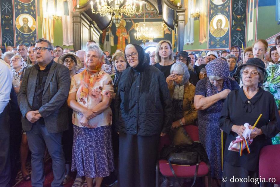 Credincioși, participând la Sfânta Liturghie / Foto: Mihail Vrăjitoru