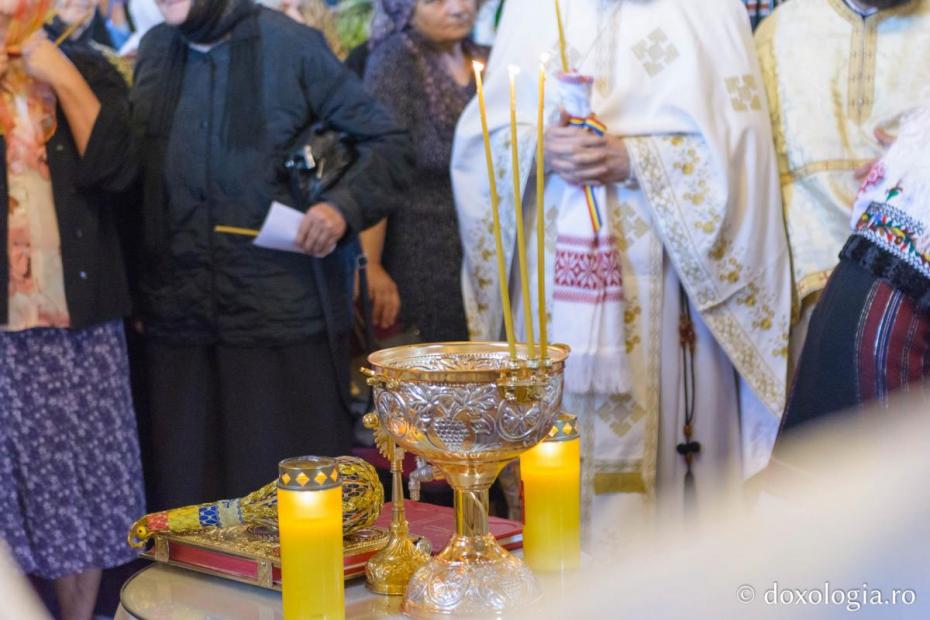 Slujba de sfințire a picturii bisericii Parohiei „Schimbarea la Față” din Cucuteni - Lețcani / Foto: Mihail Vrăjitoru