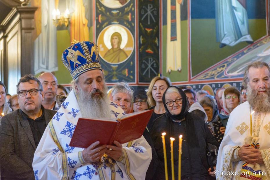 IPS Teofan, citind rugăciuni / Foto: Mihail Vrăjitoru