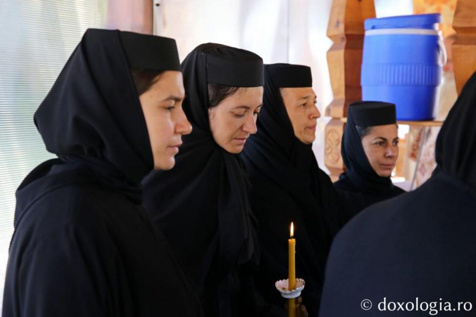 Corul Mănăstirii Paltin Petru Vodă oferind răspunsurile la Sfânta Liturghie / Foto: Flavius Popa Corul Mănăstirii Paltin Petru Vodă oferind răspunsurile la Sfânta Liturghie / Foto: Flavius Popa