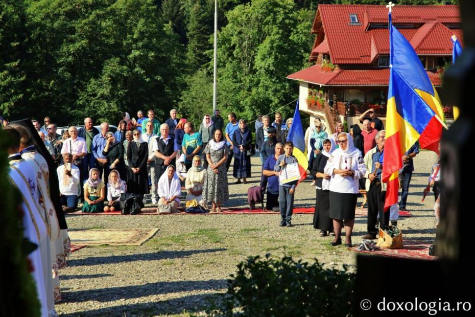 Credincioși din toată țara participând la hramul Mănăstirii Paltin Petru Vodă / Foto: Flavius Popa Credincioși din toată țara participând la hramul Mănăstirii Paltin Petru Vodă / Foto: Flavius Popa