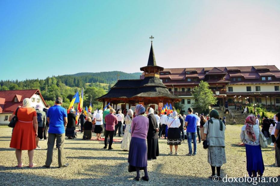 Moment din Sfânta Liturghie de hram - Mănăstirea Paltin Petru Vodă / Foto: Flavius Popa Moment din Sfânta Liturghie de hram - Mănăstirea Paltin Petru Vodă / Foto: Flavius Popa