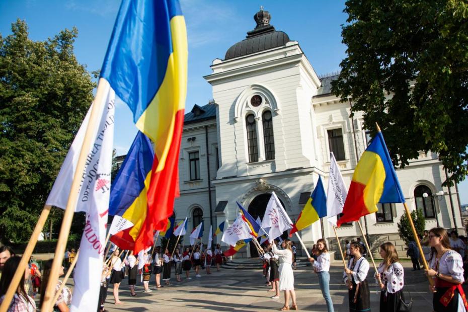 Tineri cu steaguri în mâini, în fața Reședinței Mitropolitane