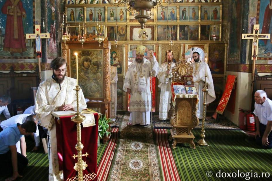 Moment din Sfânta Liturghie oficiată de PS Nichifor Botoșăneanul / Foto: Flavius Popa