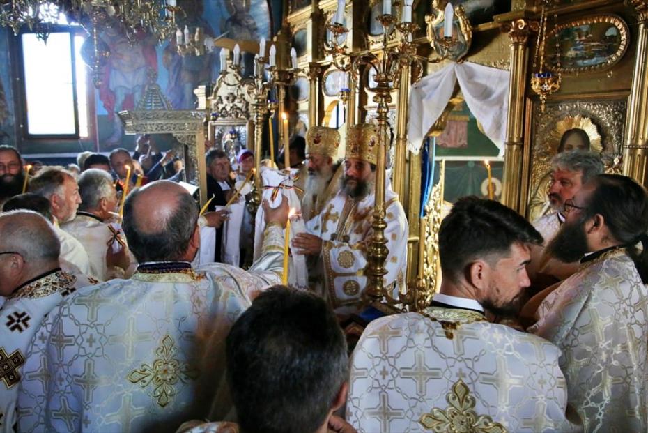 PS Antonie și PS Nichifor Botoșăneanul, oferind lumină clericilor și credincioșilor prezenți la sfințirea bisericii Parohiei Alexandru cel Bun / Foto: Flavius Popa