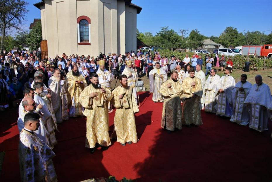 PS Antonie și PS Nichifor Botoșăneanul săvârșind Sfânta Liturghie / Foto: Flavius Popa