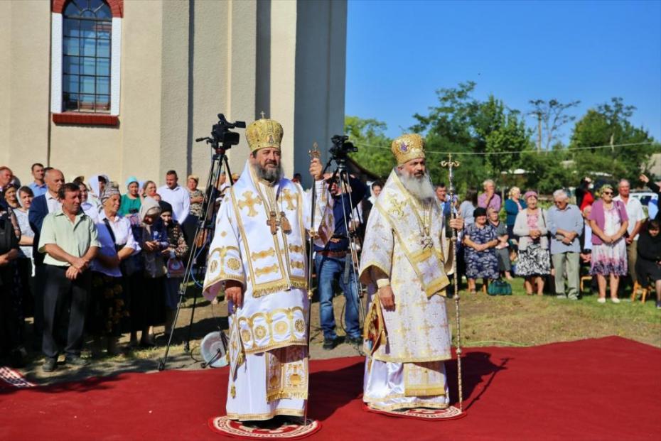 PS Antonie și PS Nichifor Botoșăneanul săvârșind Sfânta Liturghie / Foto: Flavius Popa