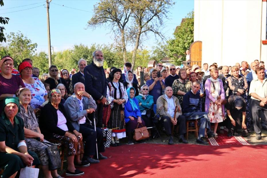 Credincioșii din Alexandru cel Bun, prezenți la Sfânta Liturghie săvârșită cu prilejul sfințirii bisericii parohiale / Foto: Flavius Popa