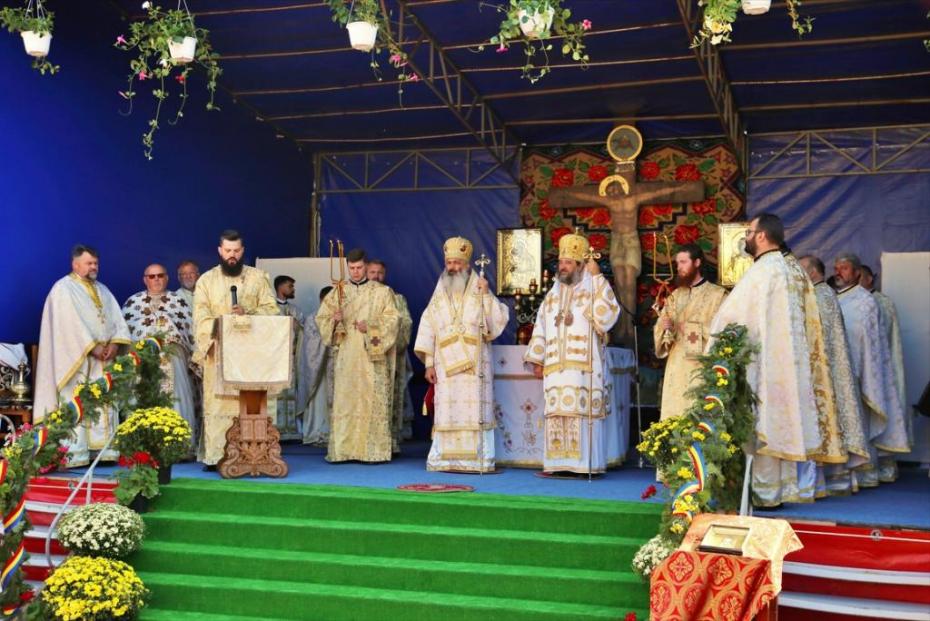 PS Antonie și PS Nichifor Botoșăneanul săvârșind Sfânta Liturghie / Foto: Flavius Popa