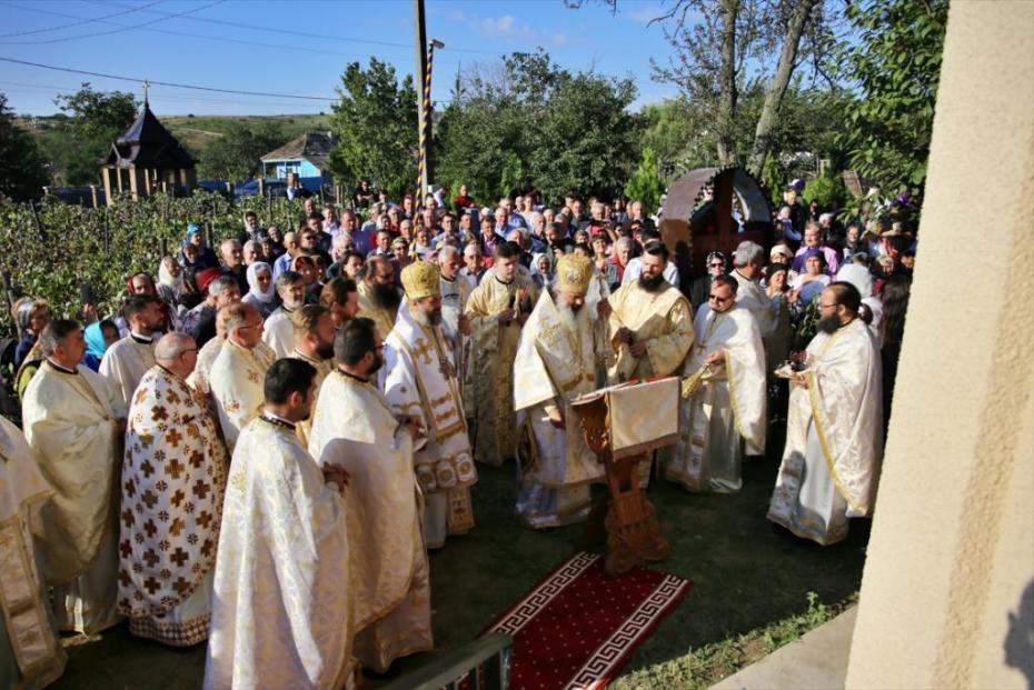 PS Antonie și PS Nichifor Botoșăneanul, sfințind biserica Parohiei Alexandru cel Bun / Foto: Flavius Popa