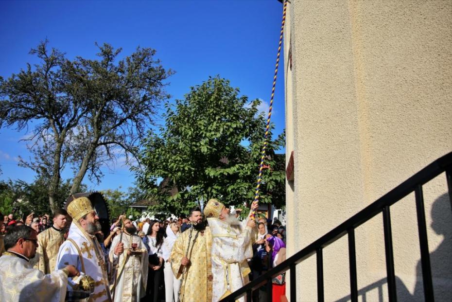 PS Antonie și PS Nichifor Botoșăneanul, sfințind biserica Parohiei Alexandru cel Bun / Foto: Flavius Popa