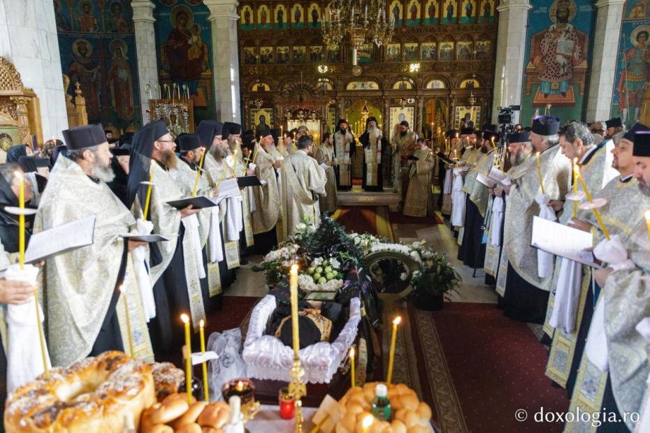 Slujba de înmormântare a ieroschimonahului Simeon Zaharia / Foto: Oana Nechifor Slujba de înmormântare a ieroschimonahului Simeon Zaharia / Foto: Oana Nechifor