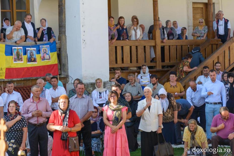 Credincioși, participând la Sfânta Liturghie / Foto: Mihail Vrăjitoru