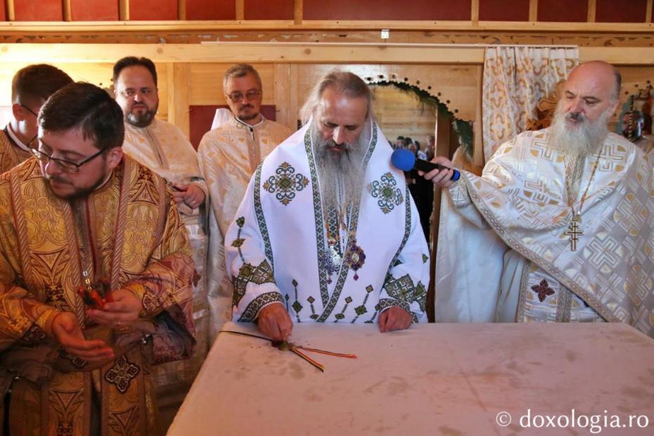 IPS Părinte Mitropolit Teofan sfințind altarul Bisericii Parohiei Râșca / Foto: Flavius Popa