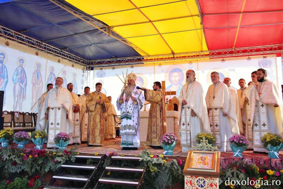 IPS Teofan săvârșind Sfânta Liturghie cu prilejul sfințirii Bisericii Parohiei Râșca / Foto: Flavius Popa