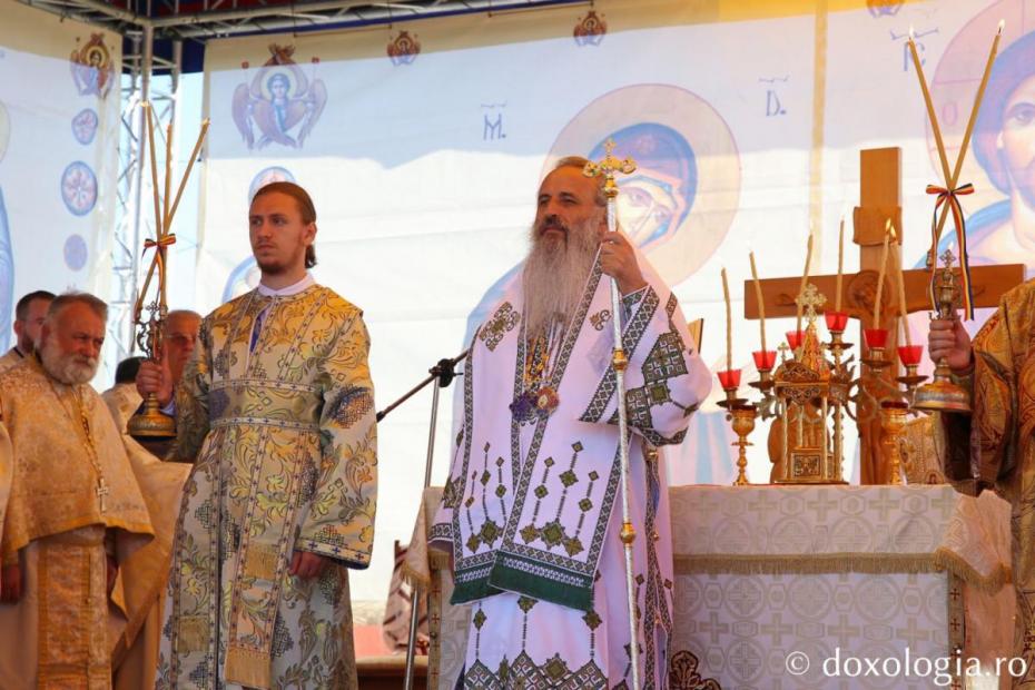 IPS Teofan săvârșind Sfânta Liturghie cu prilejul sfințirii Bisericii Parohiei Râșca / Foto: Flavius Popa