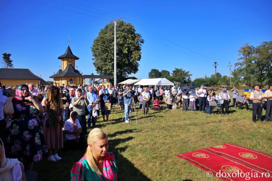 Credincioșii din Râșca, prezenți la Sfânta Liturghie / Foto: Flavius Popa