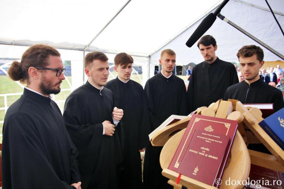 Grup de psalți oferind răspunsurile liturgice la Sfânta Liturghie / Foto: Flavius Popa