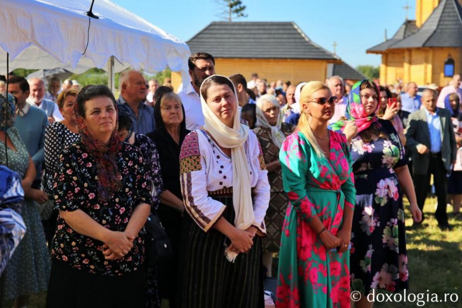 Credincioșii din Râșca, prezenți la Sfânta Liturghie / Foto: Flavius Popa