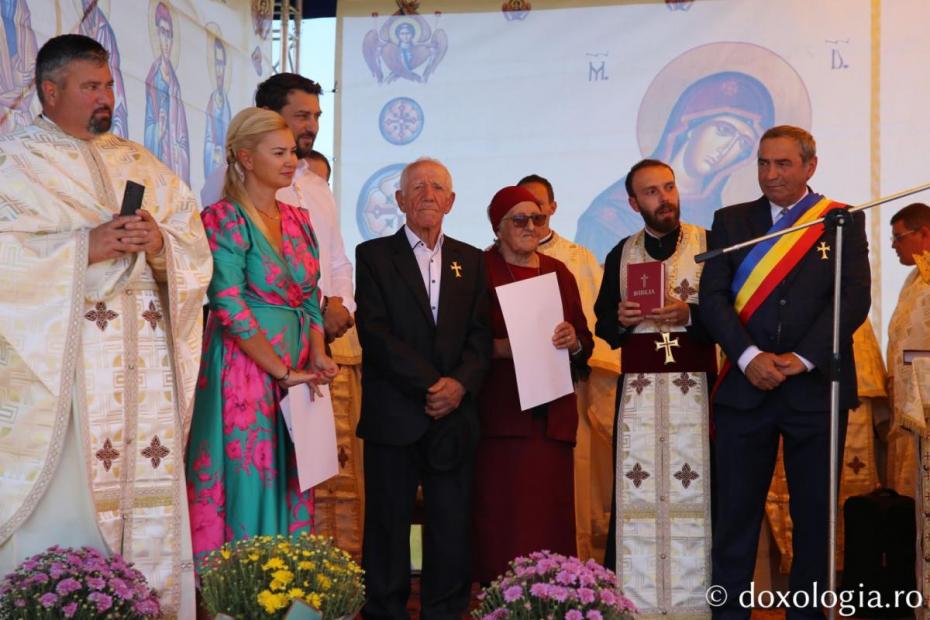 Ctitorii și binefăcătorii Bisericii Parohiei Râșca, primind distincții din partea IPS Teofan / Foto: Flavius Popa