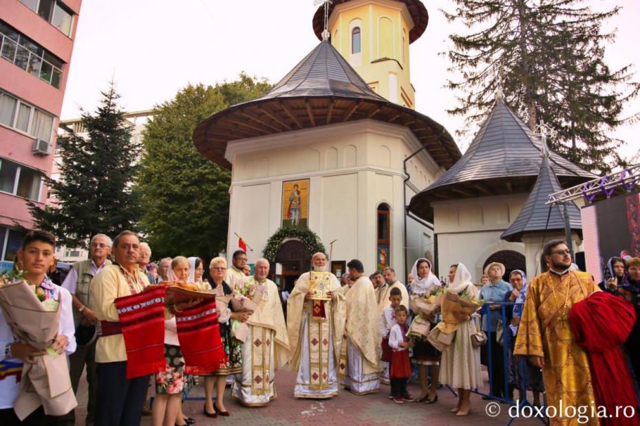 Clericii și credincioșii întâmpinându-l pe IPS Teofan la Biserica „Sfântul Gheorghe” din Piatra Neamț / Foto: Flavius Popa