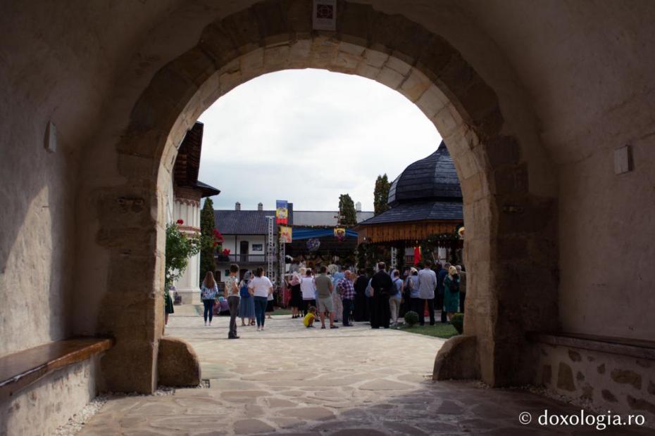 Credincioși, participând la Sfânta Liturghie / Foto: Mihail Vrăjitoru