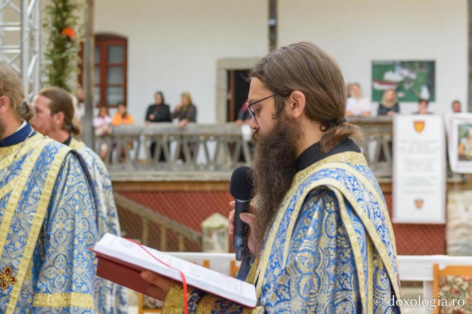 Diacon, citind Apostolul / Foto: Mihail Vrăjitoru