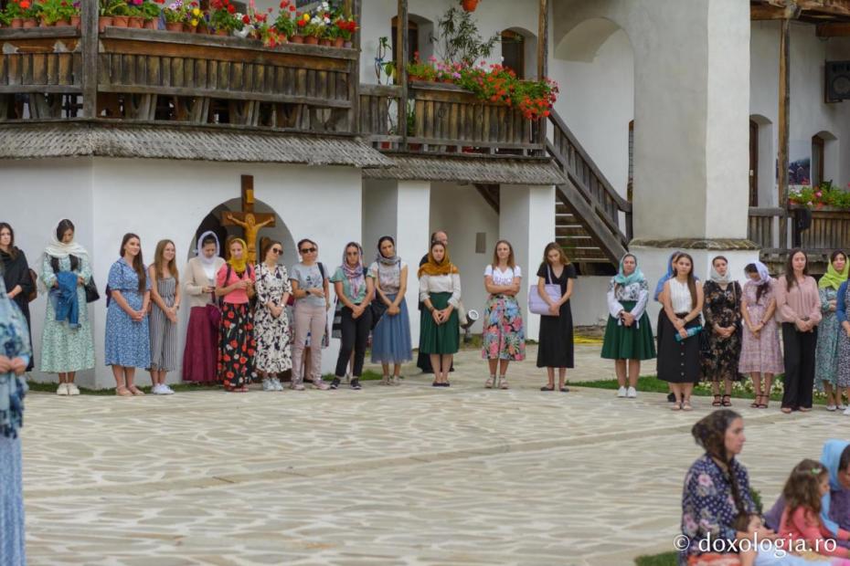 Credincioși, participând la Sfânta Liturghie / Foto: Mihail Vrăjitoru