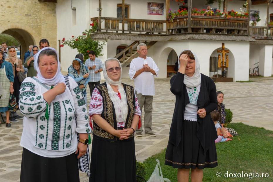 Credincioși, participând la Sfânta Liturghie / Foto: Mihail Vrăjitoru