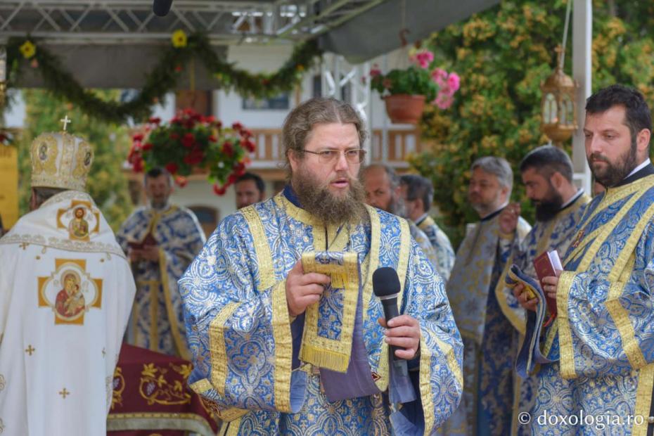 Diaconi, rostind ectenii / Foto: Mihail Vrăjitoru