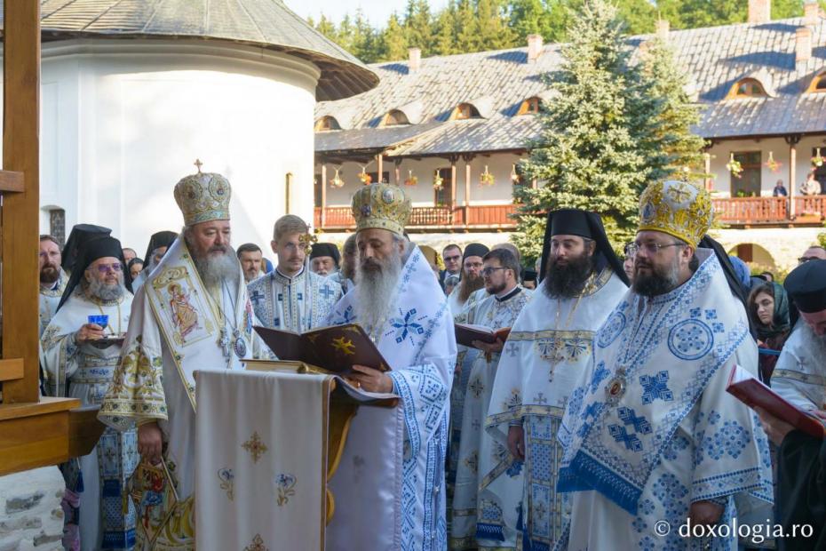 Paraclisul Mănăstirii Sihăstria a fost resfințit de trei ierarhi / Foto: Mihail Vrăjitoru