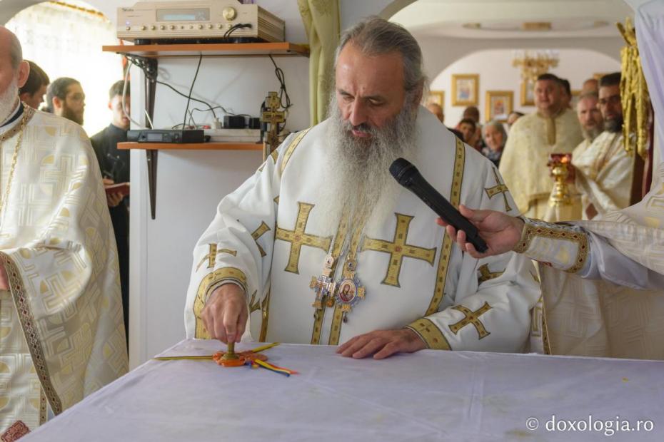 IPS Teofan, pecetluind Sfânta Masă / Foto: Mihail Vrăjitoru