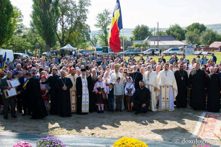 Fotografie de grup după Sfânta Liturghie săvârșită de IPS Teofan la Parohia Bălănești / Foto: Mihail Vrăjitoru