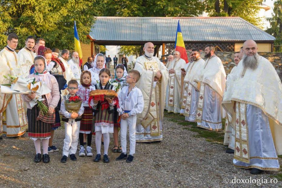 Întâmpinarea ierarhului / Foto: Mihail Vrăjitoru