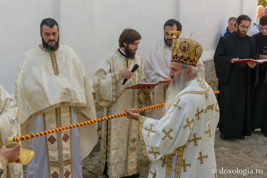 IPS Teofan, săvârșind slujba de sfințire a paraclisului Parohiei Bălănești / Foto: Mihail Vrăjitoru