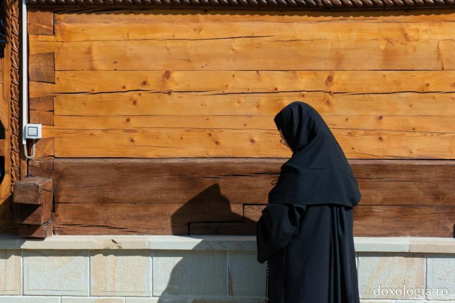 Maică, rugându-se / Foto: Mihail Vrăjitoru