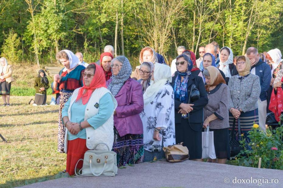 Credincioși, participând la Sfânta Liturghie / Foto: Mihail Vrăjitoru