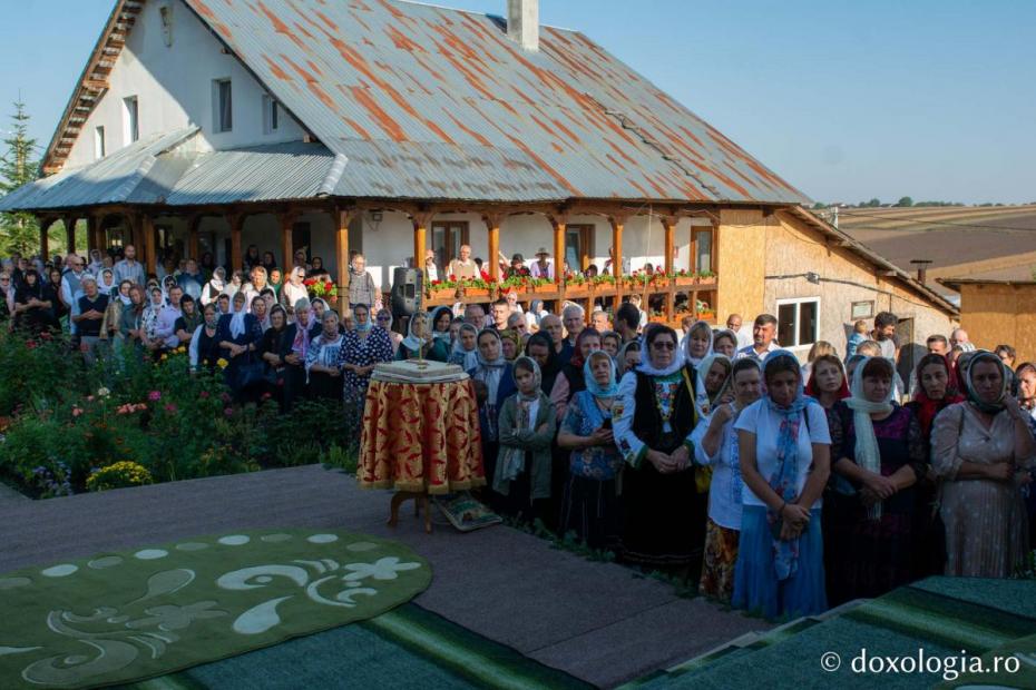 Credincioși, participând la Sfânta Liturghie / Foto: Mihail Vrăjitoru