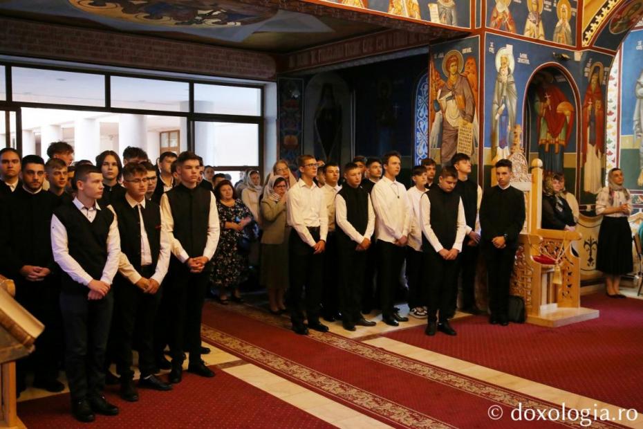 Elevii Seminarului Teologic din Iași, participând la Sfânta Liturghie / Foto: Flavius Popa