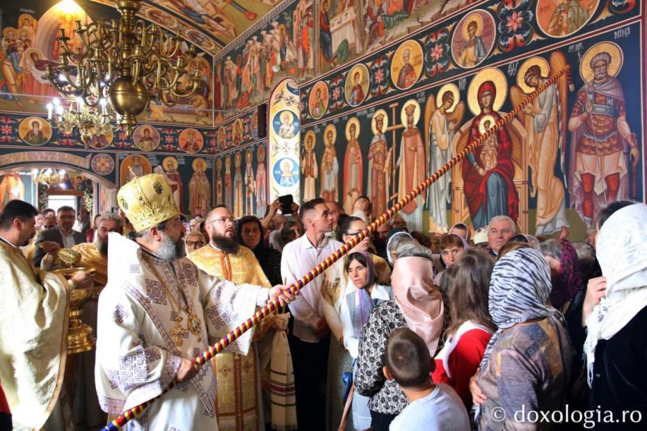 PS Nichifor Botoșăneanul sfințind Biserica din Cerchejeni / Foto: Flavius Popa
