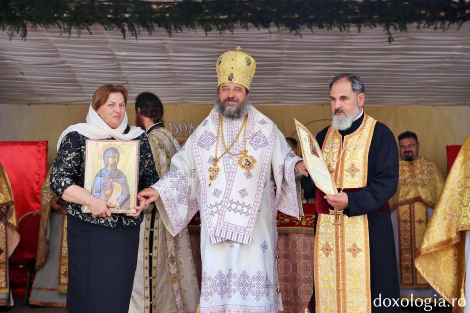 Pr. Liviu Rotaru, parohul Bisericii din Cerchejeni, primind rangul de iconom stavrofor / Foto: Flavius Popa