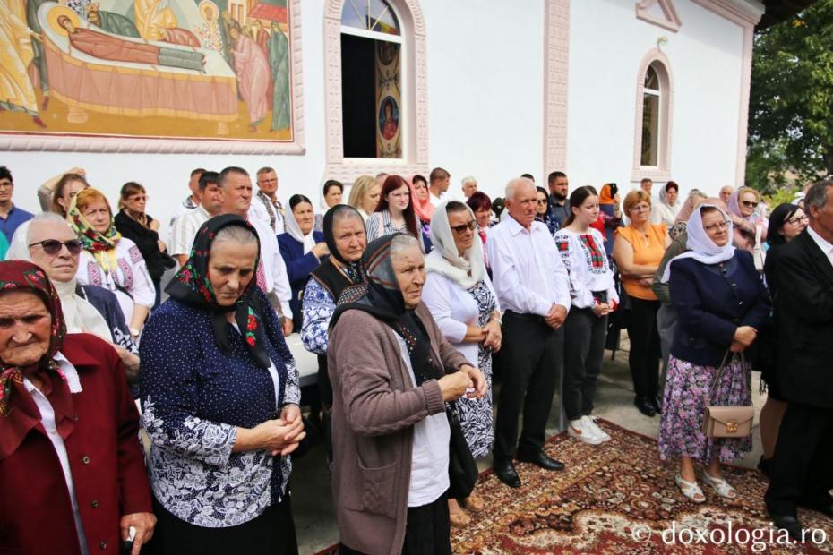 Credincioșii din Cerchejeni, prezenți la Sfânta Liturghie / Foto: Flavius Popa
