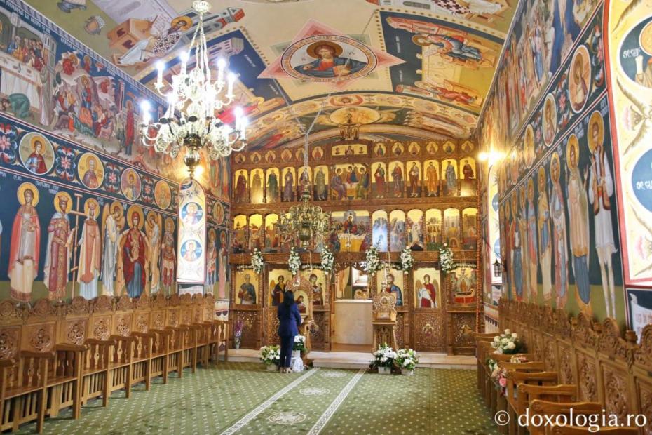 Interiorul Bisericii „Adormirea Maicii Domnului” din Cerchejeni, comuna Blândești, județul Botoșani / Foto: Flavius Popa