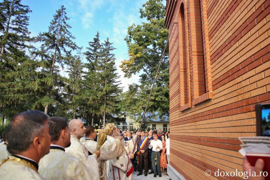 IPS Teofan, sfințind Capela Unității Medico-Sociale din Răducăneni / Foto: Flavius Popa