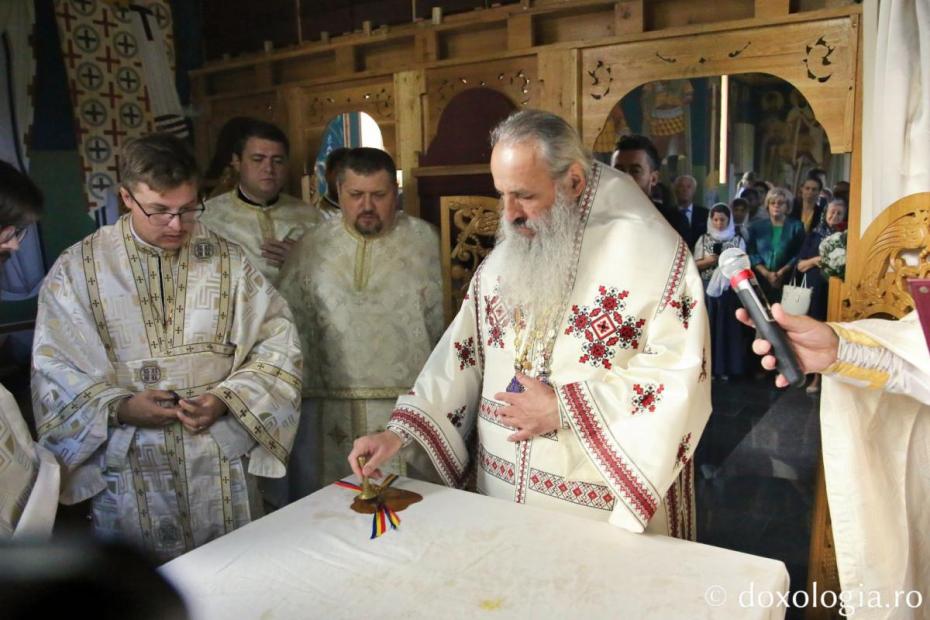 IPS Teofan, pecetluind Sfânta Masă a Capelei Unității Medico-Sociale din Răducăneni / Foto: Flavius Popa