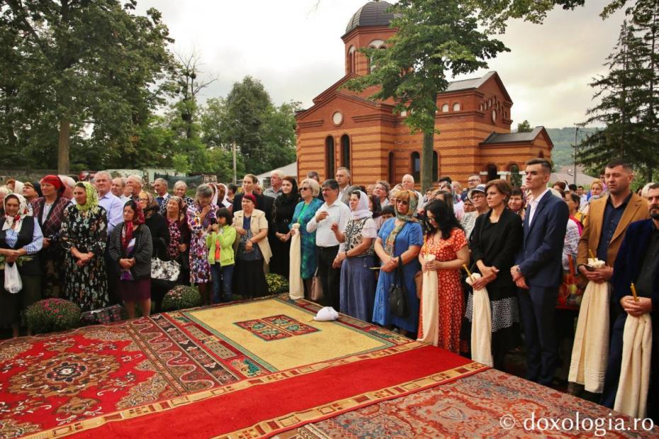 Credincioșii din Răducăneni participând la Sfânta Liturghie cu prilejul sfințirii Capelei UMC Răducăneni / Foto: Flavius Popa